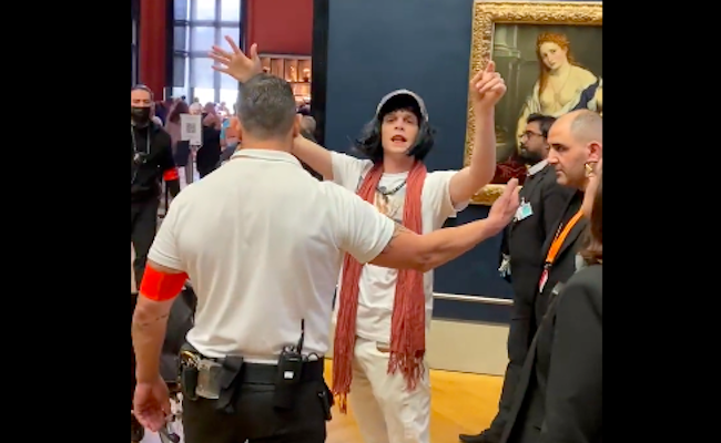 El hombre, expulsado por la seguridad del museo, tras la agresión