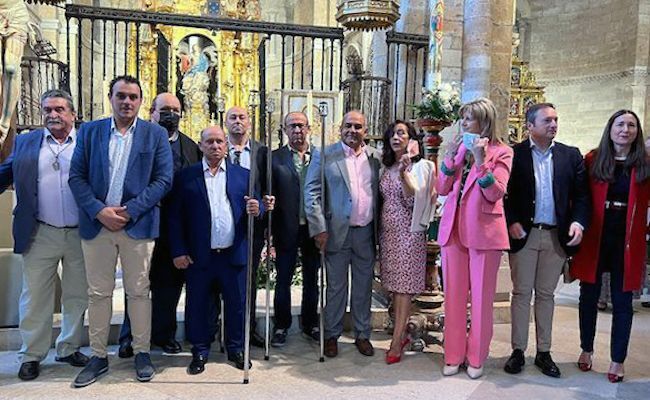 Representantes políticos, durante la celebración religiosa
