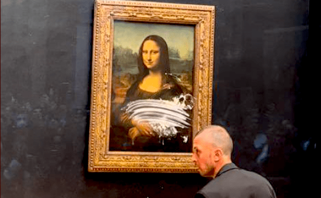 Los vigilantes del museo limpiaron el cristal inmediatamente