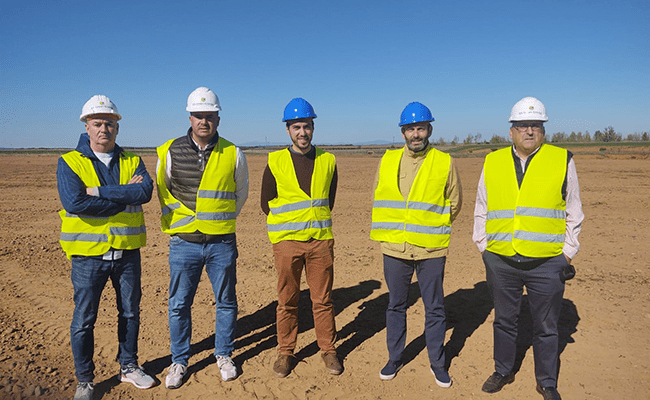 Vicente Merino y miembros de su empresa, con directivos del grupo Cobra