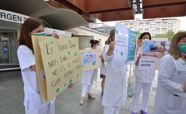 Enfermeras, manifestándose a la entrada del Virgen de la Concha