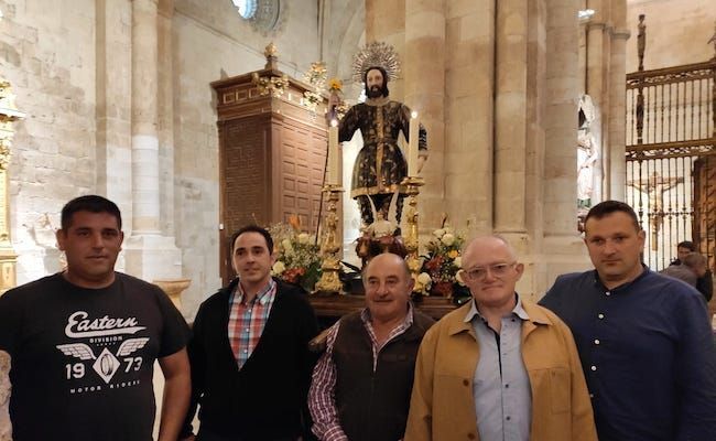 El santo, con algunos de los cofrades