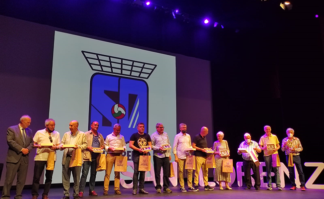 Los homenajeados, con sus placas