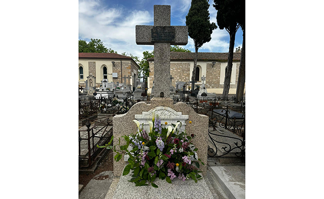 Flores en la tumba de D. Ramón Álvarez