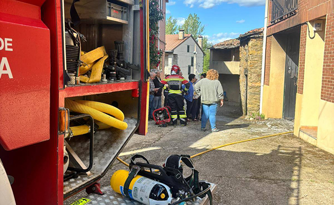 La rápida intervención de los bomberos evita daños mayores en el incendio de un garaje en Mahíde