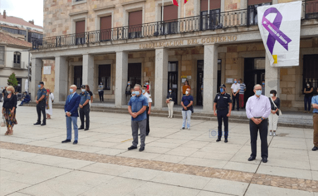 Imagen de un minuto de silencio contra la violencia machista, en la plaza de la Constitución