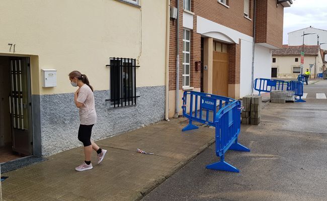 Aspecto que presenta la C/ El Sol tras vallar Aquona la zona afectada