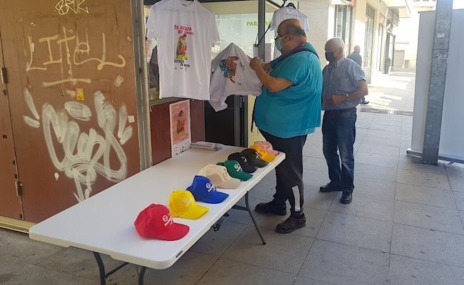 Ángel García, presidente de UCCTA, reponiendo las camisetas de la marcha (Enrique Onís)