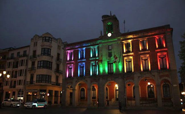 Fachada multicolor del ayuntamiento de Zamora