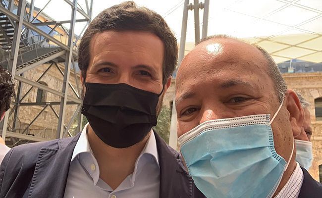 Casado, presidente nacional, y Barrios, presidente provincial, del PP