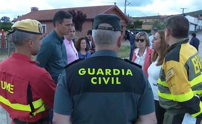 Pedro Sánchez, entrevistándose con representantes de los trabajadores del operativo antiincendios