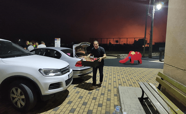 El presidente de la Diputación, llevando viandas