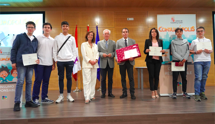 Alumnos y profesores del IES Maestro Haedo, recogiendo el premio