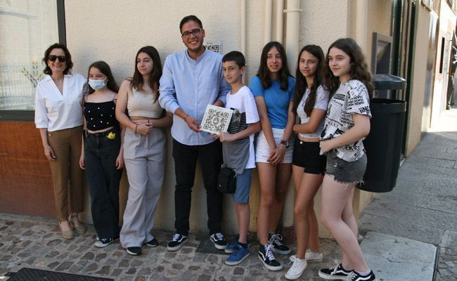 Pablo Novo rodeado de familiares y alumnos del IES Ricardo Marín de Cheste