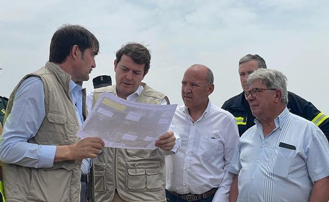 Quiñones, con Mañueco, ayer, en la zona de incendios