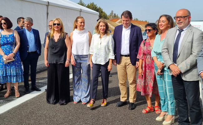 La delegada del Gobierno, Virginia Barcones, junto a la ministra Raquel Sánchez y Fernández Mañueco, en la inauguración de un tramo de la A11, hoy, en Soria