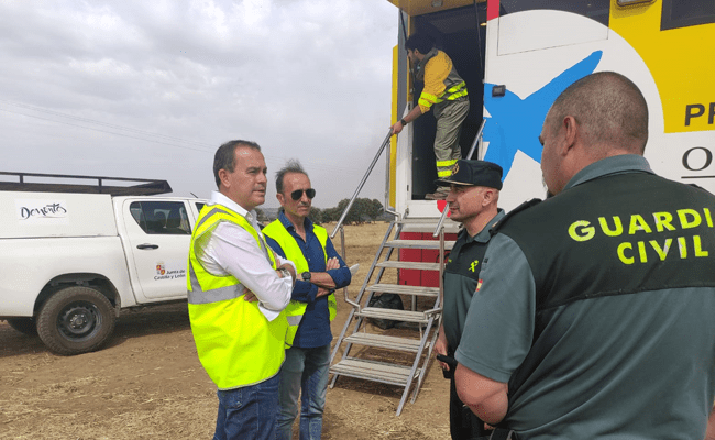 Requejo y Prieto Calderón, departiendo con miembros de la Guardia Civil