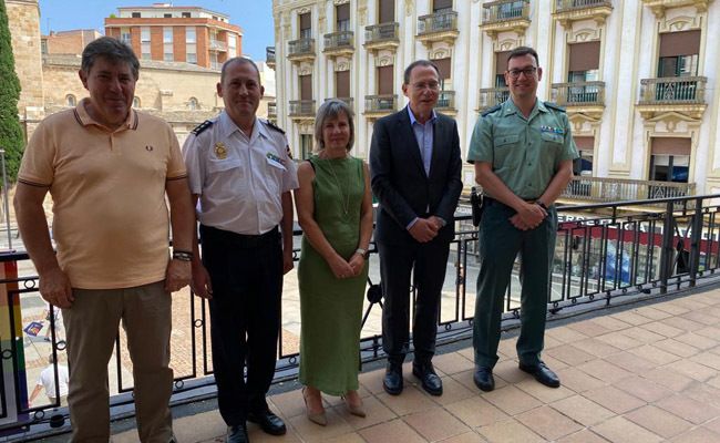 de izquierda a derecha: Ubaldo de la Torre, comisario jefe de la Policia Nacional de Zamora ya jubilado, el actual comisario Guillermo Vara, la nueva secretaria general de la Subdelegación  Carmen Fernández León,  el subdelegado Ángel Blanco y el comandante segundo jefe de la Comandancia de Zamora Jesús  José González Tejada