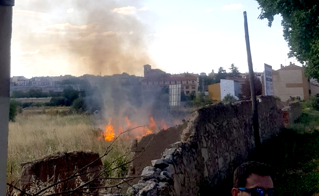 Prende fuego en una finca cerca del Ruta de la Plata al paso de la afición rojiblanca