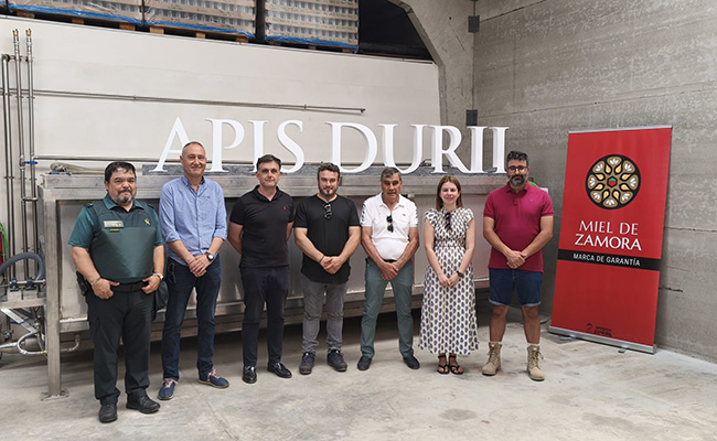 Inauguración de la nueva línea de envasado y etiquetado de miel en Mombuey