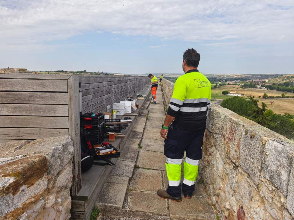 El Ayuntamiento procede a renovar la iluminación monumental del Castillo