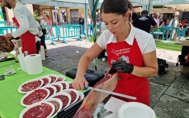 Zamora corta jamón por una buena causa