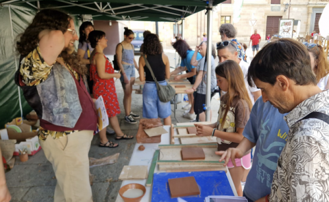 Barro y manos manchadas para homenajear a Coomonte en la Feria de la Cerámica de Zamora