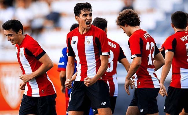 Baqué, con la camiseta del Bilbao Ath, celebra un gol