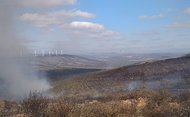 Los medios intentan anclar perímetro con pala en algunas zonas del incendio (Imagen: JORGELAMRET)