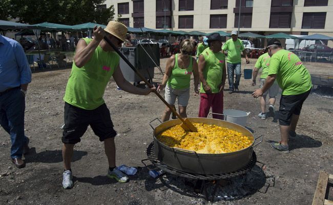 Preparación de la paella en las fiestas de Pinilla del año 2015