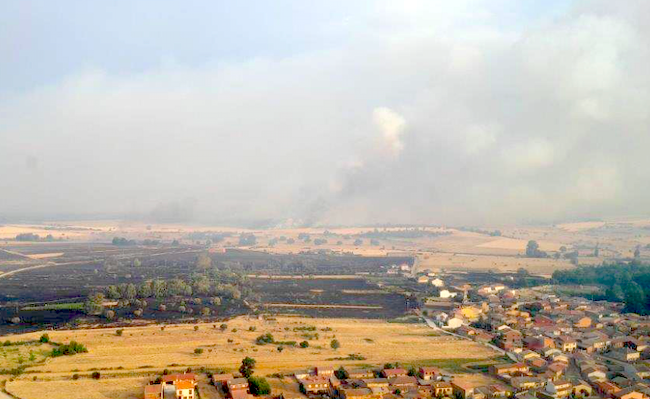 El humo del incendio oculta la Sierra de la Culebra en zonas ya quemadas por el incendio anterior (Naturaleza CyL)