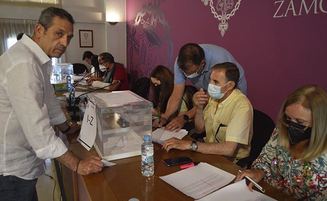 Antonio Pedrero Hernández, ante la urna electoral (Enrique Onís)