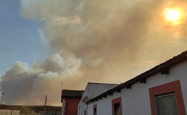 Otro de los incendios de la provincia, desde Andavías