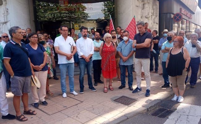 Silencio, ante la delegación de la Junta en Zamora, por el bombero forestal fallecido (Esteban Pedrosa)
