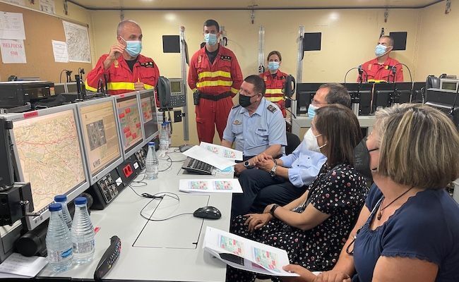 Margarita Robles, en el puesto de mando, escuchando las explicaciones de un mando de la UME