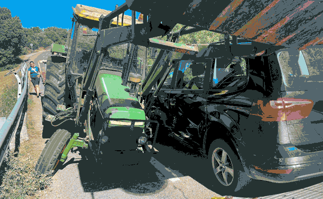 Bomberos colaboran en la retirada de vehículos tras un accidente en Moral de Sayago