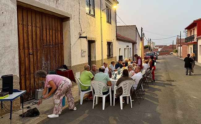 Fiesta comunal de los vecinos de la calle Santiago de Corrales del Vino