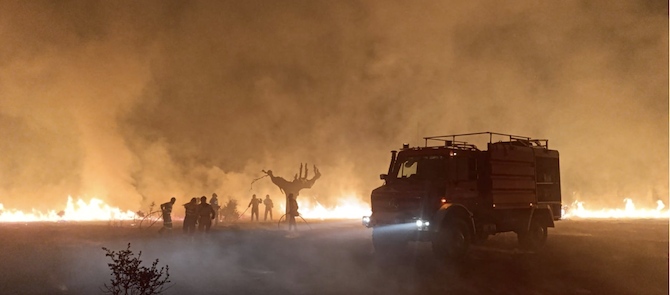 El incendio de Fermoselle quemar&aacute; durante d&iacute;as el ca&ntilde;&oacute;n del Duero