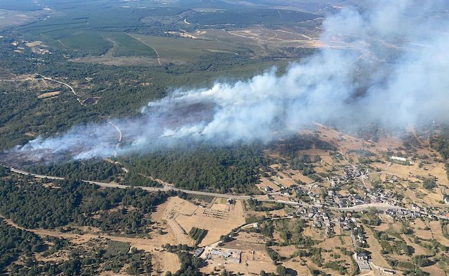 Incendio de Asturianos, desde el helicóptero de la Brif de Tabuyo