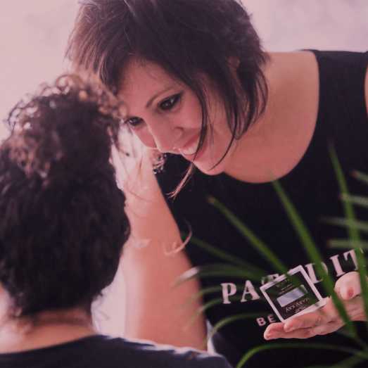 Monika Teruelo, en pleno proceso de maquillaje