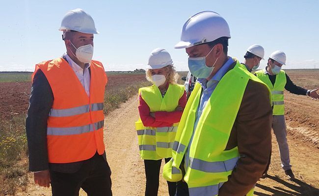 Vicente Merino y Francisco Requejo, en los terrenos de Barcial del Barco