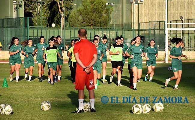 Foto Esteban Pedrosa. Las  jugadoras del Zamora femenino, entrenando