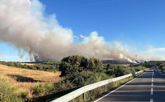 Imagen de la brigada de la BRIF Tabuyo que se dirige al incendio por carretera