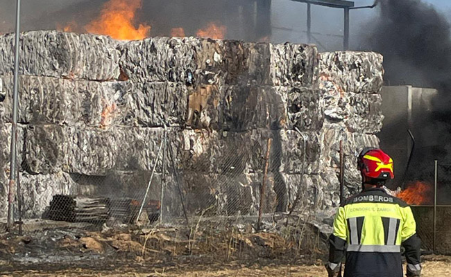 Reactivado el incendio en la planta de reciclaje de Roales