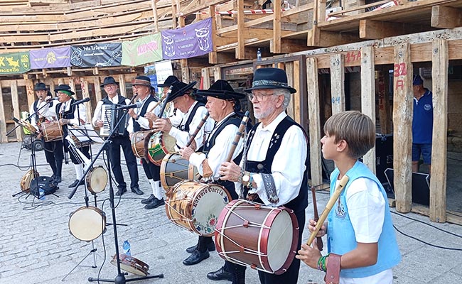 Pulso musical entre tamborileros, campaneros y dulzaineros