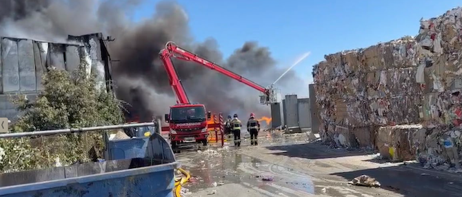 Controlado el incendio de la planta de reciclaje de Roales del Pan