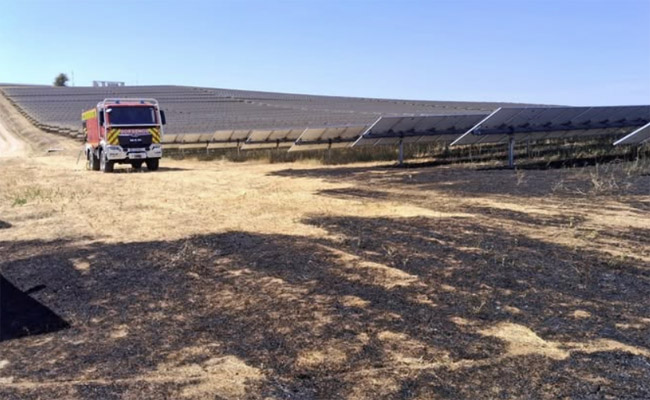 Incendio junto al parque solar de La Hiniesta moviliza a bomberos y medios forestales