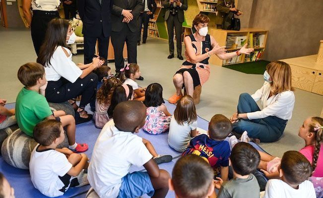 Un momento de la visita institucional, con Pilar Alegría y SM la Reina Letizia
