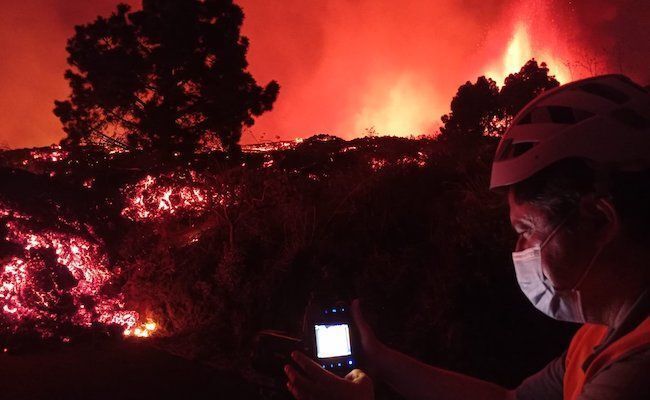 Miembro del INVOLCAN, tomando imágenes térmicas de la erupción del volcán Cumbre Vieja