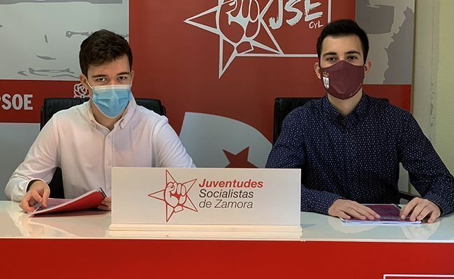 a la derecha, Álvaro Furones (Secretario General de JSE-Zamora) y a la izquierda, Emilio Ferrero (Secretario de Organización, Acción Electoral y Memoria Democrática).